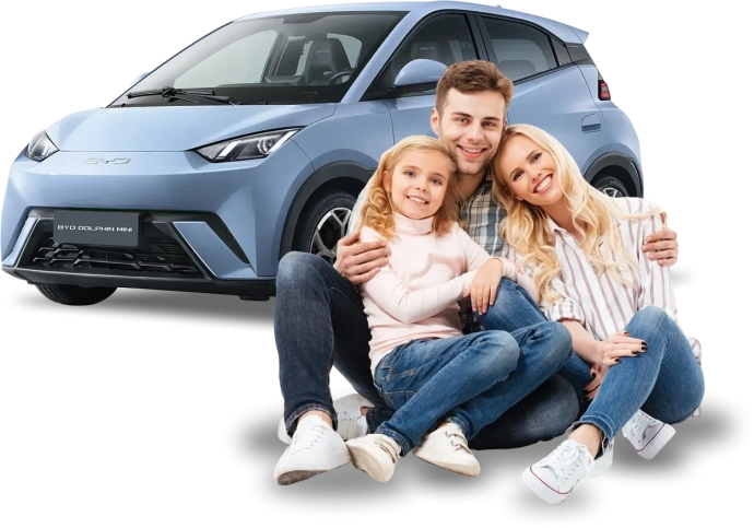 Família ao lado de um carro elétrico azul